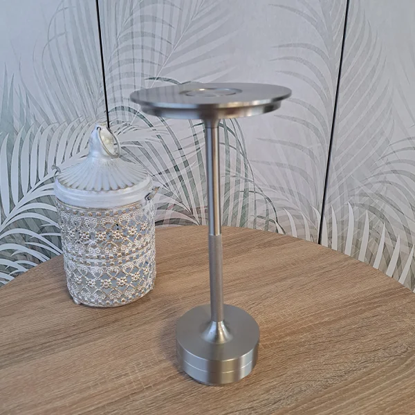 LAMPADA DA TAVOLO LED RICARICABILE SENZA FILI 213LM NICHEL IP44 ESTIVA