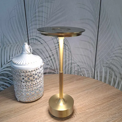 LAMPADA DA TAVOLO LED RICARICABILE SENZA FILI 213LM ORO IP44 ESTIVA