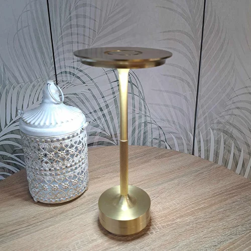 LAMPADA DA TAVOLO LED RICARICABILE SENZA FILI 213LM ORO IP44 ESTIVA