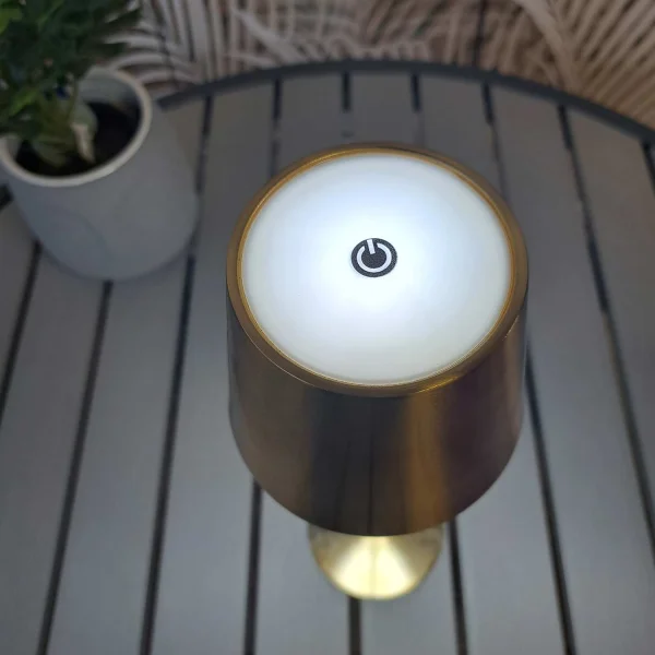 LAMPADA DA TAVOLO LED RICARICABILE SENZA FILI 229LM DORATA IP44 SIRANA LAMPADA DA TAVOLO LED RICARICABILE SENZA FILI 229LM DORATA IP44 SIRANA