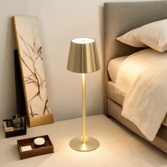LAMPADA DA TAVOLO LED RICARICABILE SENZA FILI 229LM DORATA IP44 SIRANA