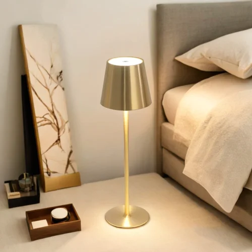 LAMPADA DA TAVOLO LED RICARICABILE SENZA FILI 229LM DORATA IP44 SIRANA LAMPADA DA TAVOLO LED RICARICABILE SENZA FILI 229LM DORATA IP44 SIRANA